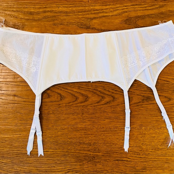 Chic‎ White Lace Garter Belt - Picture 2 of 9